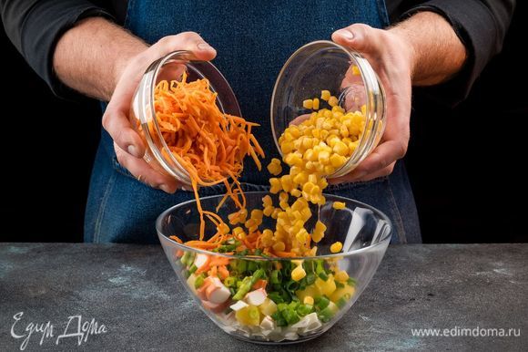 В салатнике смешайте все ингредиенты, добавьте морковь по-корейски и кукурузу.