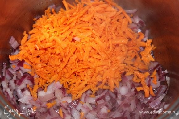 Добавить натертую морковь и тушить еще 5-7 минут под закрытой крышкой.