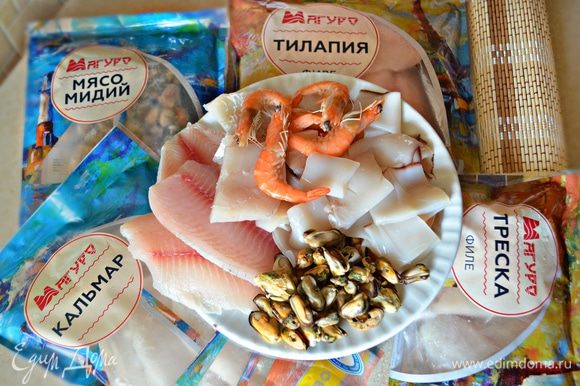 Разморозить рыбу и морепродукты ТМ «Магуро». Рыбу и кальмары нарежьте на небольшие кусочки.