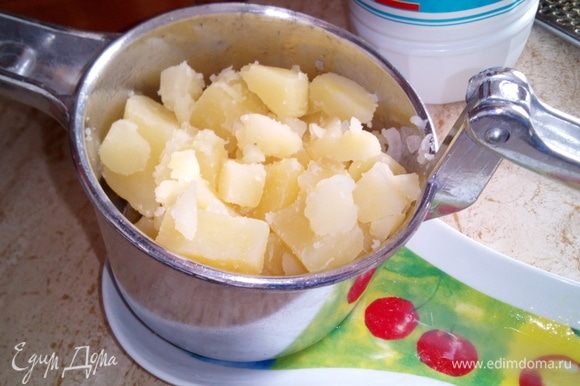 Нарезаем на кубики очищенный картофель, отвариваем в соленой воде на среднем огне 10-12 минут, предварительно добавив в воду 1 лавровый лист. Сливаем воду и подготавливаем картофель для измельчения.