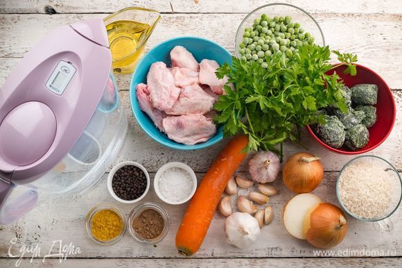 Для приготовления куриного бульона с овощами нам понадобятся следующие ингредиенты.