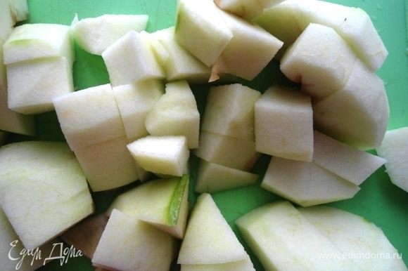 Яблоки очистить от кожуры и семян и тоже нарезать. Яблоки нужны кислые.