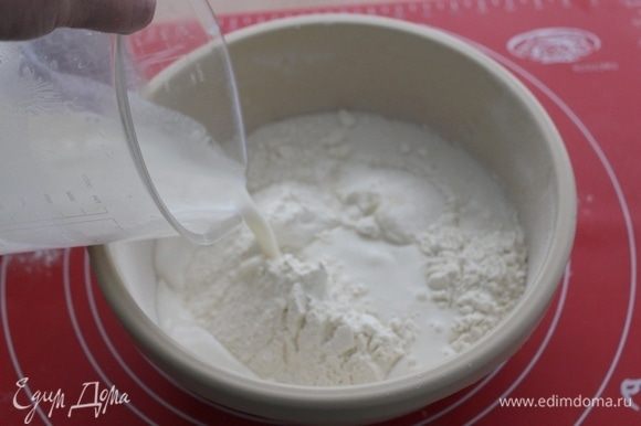 Дрожжи растворить в теплом молоке, добавить к просеянной муке. Добавить соль и сахар. Замесить тесто.