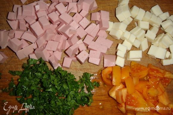 Колбасу, помидоры и сыр нарезать небольшими кубиками. Петрушку мелко порубить.