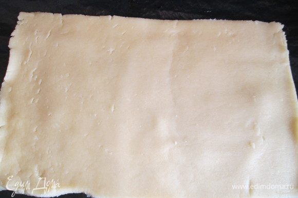 Раскатать тесто в пласт, толщиной около 5 мм. Отрезать с краев полосочки, шириной 1,5-2 см (для бортиков).