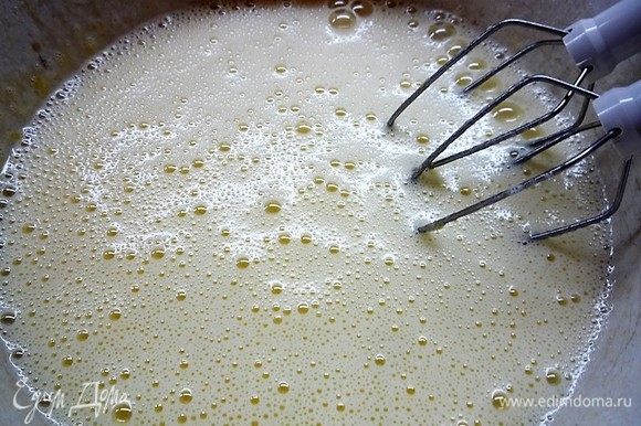 Для крема взбиваем яйца с сахаром.