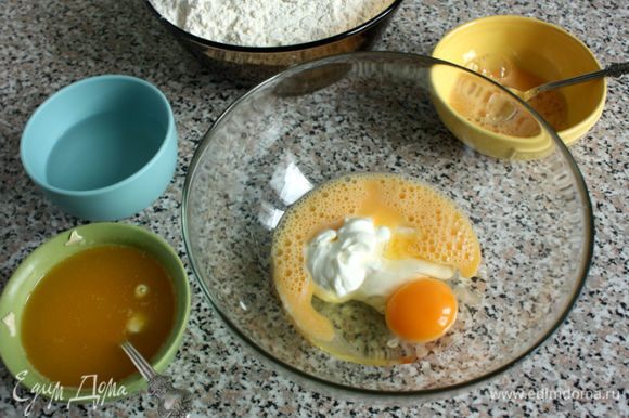 Для теста масло растопить и остудить. Смешать в миске все жидкие ингредиенты. Для смазывания пирога достаточно 0,5 яйца, поэтому вторую половину я добавила в тесто.