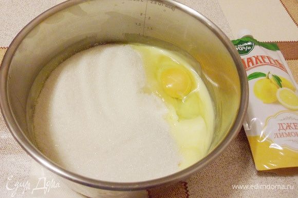 В сотейник к размягченному сливочному маслу добавить сахар, яйцо и яблочный уксус.