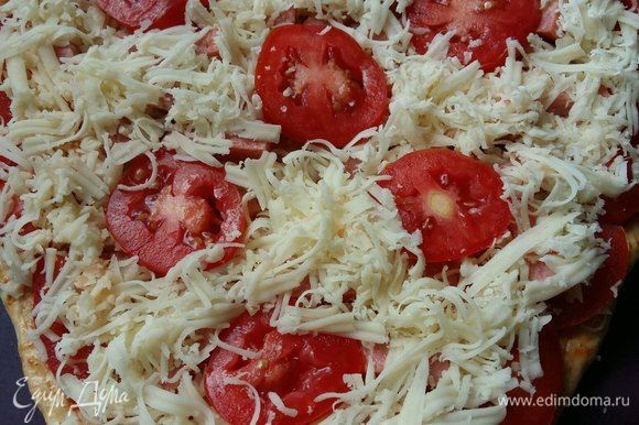 И вновь выложить слой сыра, не закрывая центральные помидоры. Затем немного лука полукольцами. (Забыла сфотографировать).