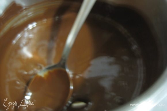 Готовим глазурь. Растопить горький шоколад, перемешать с растительным маслом. Полить верхний корж глазурью. Остудить.