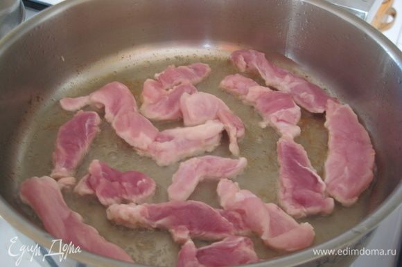 Свинину нарезать полосками, слегка обжарить по 3-4 минуты на растительном масле.