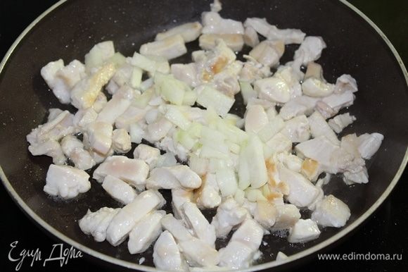 Мелко порезать лук и чеснок, обжарить на оливковом масле, добавить порезанную куриную грудку, и тоже обжарить.