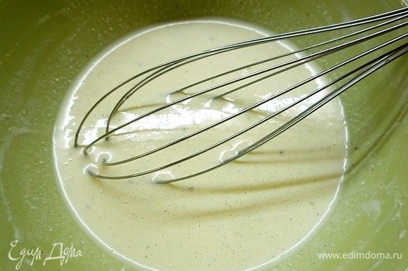 Для заливки в миске взбиваем яйцо, добавляем густой натуральный йогурт, слегка солим и перчим, перемешиваем до однородности.