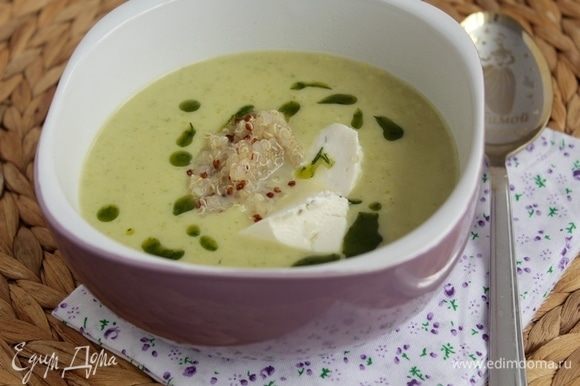 Налить суп в тарелку, добавить ложкой готовое киноа, рикотту, полить укропным маслом.