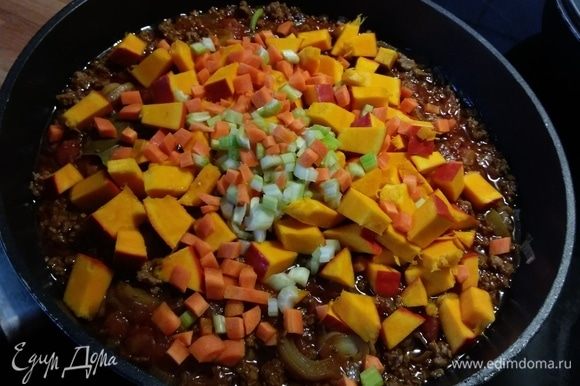 В чили добавить тыкву и морковь, сельдерей, варить еще 10-15 минут.
