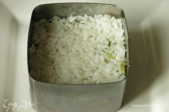 Еще один слой риса, меньше по толщине — 40–45 г.