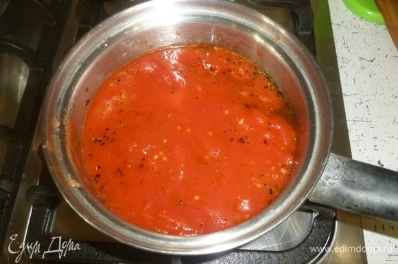 Добавить томаты, довести до кипения, уварить немного и снять с огня.