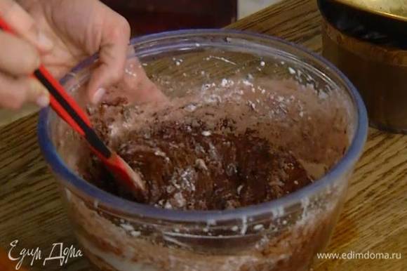 Муку перемешать с 50 г какао и солью, всыпать в шоколадную массу и вымешать тесто лопаткой.