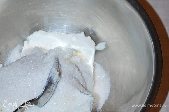 В творог добавим ванильный сахар ТМ Haas и 2 столовые ложки обычного сахара.