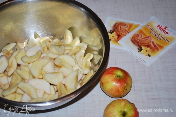 Подготовим яблоки. Чистим и режем на дольки. Яблок на пирог уходит от 8-10 штук, в зависимости от размера.