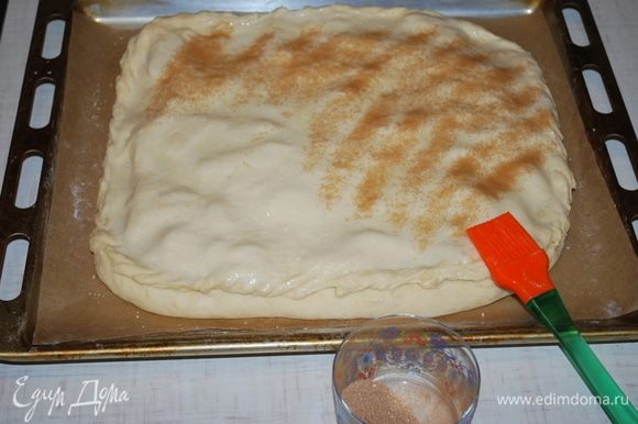 На смазанный белком пирог посыпаем сахар с корицей. И ставим выпекать наш пирог на 170°С примерно на 45-50 минут.