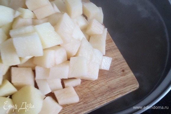Добавляем картофель в кипящий бульон.