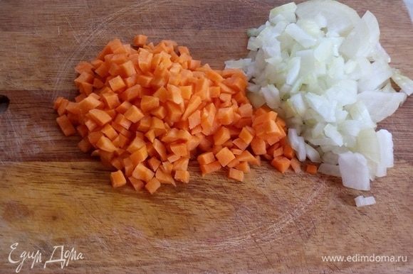 Нарезаем лук и морковь.