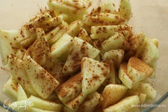 Очистить яблоки от кожицы, удалить семена и нарезать пластинками. Положить в глубокую чашку, добавить сахар и корицу ТМ Haas, перемешать и оставить на 30-40 минут.