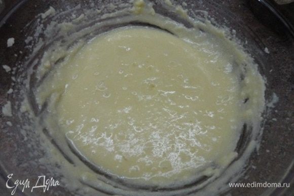 Мягкое сливочное масло взбейте с сахаром до пышной белой массы. Продолжая взбивать, добавьте по одному яйца.