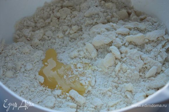 Для песочного теста рубим холодное сливочное масло вместе с мукой и сахаром. Я всегда за полчаса до приготовления убираю масло в морозильную камеру. Добавляем желток и ледяное молоко и быстро замешиваем тесто, чтобы оно не успело нагреться от рук.