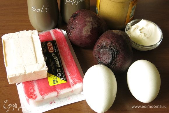 Подготовим продукты. Сварим яйца и свеклу. Используем крабовые палочки ТМ Vici «Снежный краб».