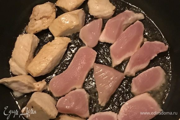 Обжариваем куриное филе до легкой золотистой корочки и также выкладываем на тарелку.