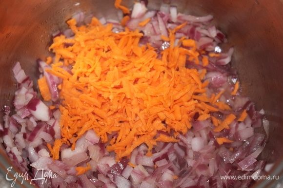 Тем временем натереть морковь на крупной терке, добавить к луку. Пассеровать на медленном огне до мягкости и золотистого цвета лука и моркови, периодически помешивая деревянной лопаткой.