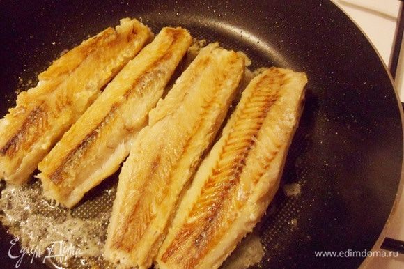 Обжарить рыбу с двух сторон по 2-3 минуты с каждой.