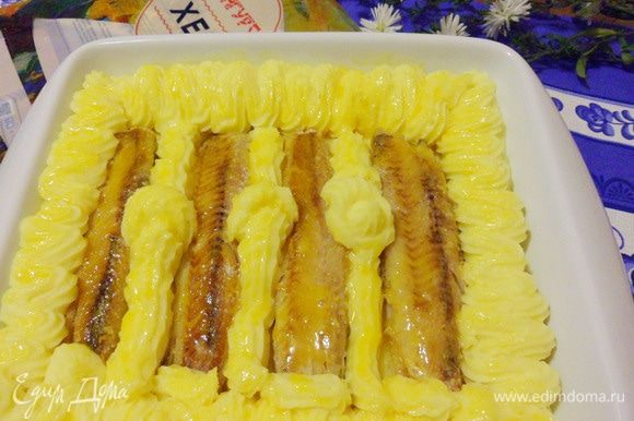 Осторожно, чтобы не нарушить рисунок, смазать пирог куриным желтком. Запечь пирог в предварительно разогретой до 200°С духовке около 10 минут.
