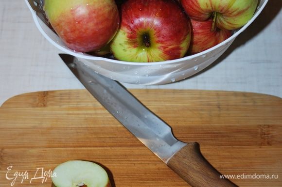 Пока перцы и баклажаны запекаются в духовке, подготовим яблоки. Очистим яблоки от семя и кожуры, мы их тоже будем запекать в духовке. Почищенных яблок — 1 килограмм.
