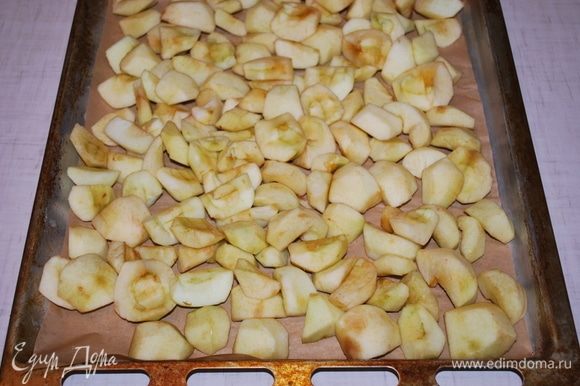 Почищенные яблоки запекаем в духовке в течение 10-15 минут.