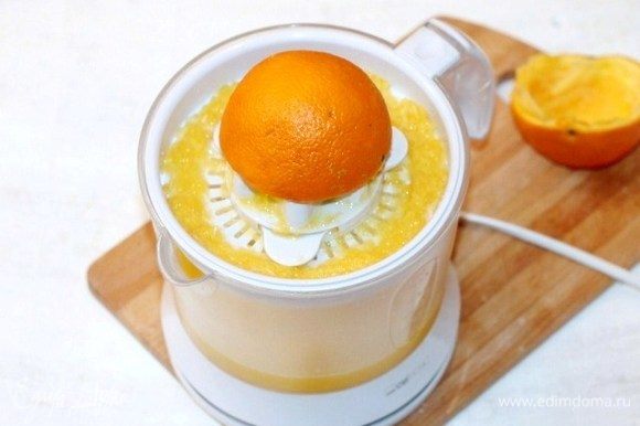 Апельсин разрезать пополам и выжать сок. Вылить сок в чашу блендера и добавить мякоть апельсина.