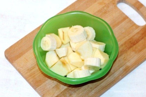 Банан и яблоко очистить от шкурки и семян, порезать дольками.