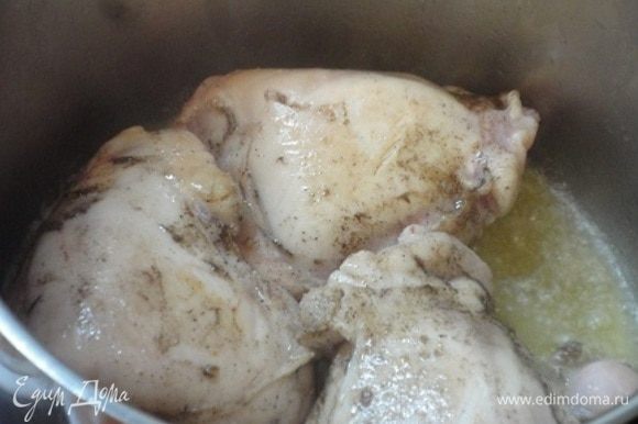 В кастрюле разогреть 25 г сливочного масла и 2 ст. ложки растительного масла, слегка обжарить куски курицы. Залить горячей водой. Варить на медленном огне, накрыв крышкой, 30 минут, затем мясо вытащить из бульона, а бульон процедить.