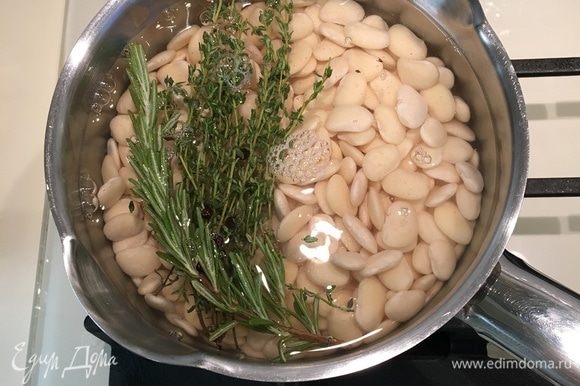 Пока варится фасоль, очистить чеснок и лук, мелко порезать. Возьмите глубокий сотейник, в котором будет готовиться рагу, и разогрейте пару ложек оливкового масла. Слегка обжарить лук и чеснок.
