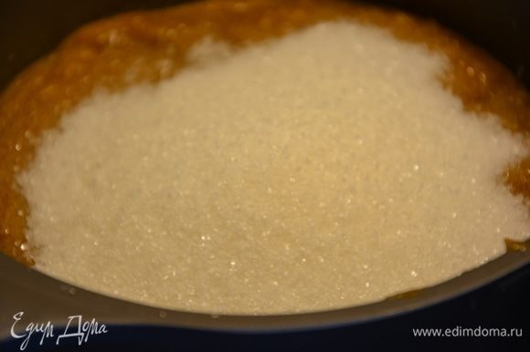 Всыпать сахар в тыквенное пюре, перемешать, поставить на плиту.