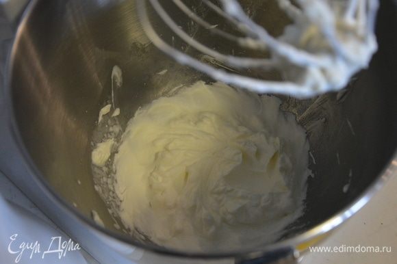 Взбить охлажденные сливки с сахарной пудрой до крепких пиков. Переложить взбитые сливки в корнетик и убрать в морозильник на 5-7 минут.
