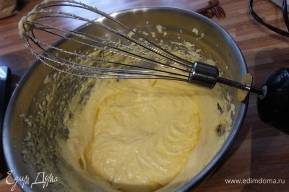 За это время приготовить тесто: масло комнатной температуры взбить с сахаром и ванильным сахаром до кремовой консистенции и посветления. По одному вбить яйца.