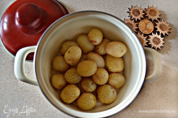 Картофель промойте, отварите «в мундире», остудите и очистите от шкурки.