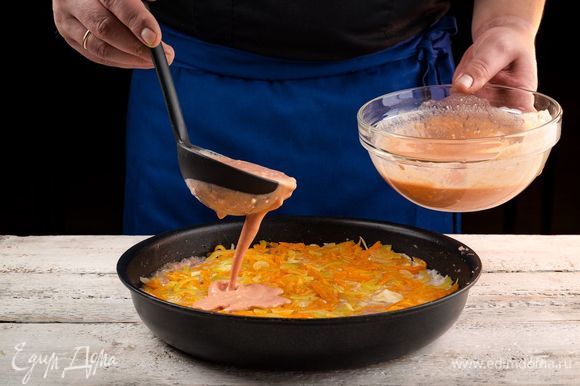 Залейте запеканку соусом и поставьте в заранее разогретую до 180°C духовку. Запекайте 50 минут.