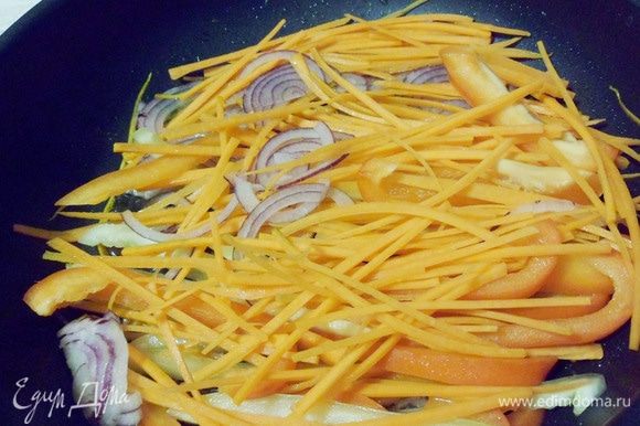 Болгарский перец, морковь и лук обжарить на сковороде на растительном масле около трех минут.