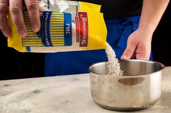 Рис «Краснодарский» ТМ «Националь» залить молоком и варить 15 минут.
