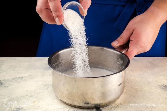 В процессе приготовления добавить в рисовую кашу ванильный и обычный сахар по вкусу.