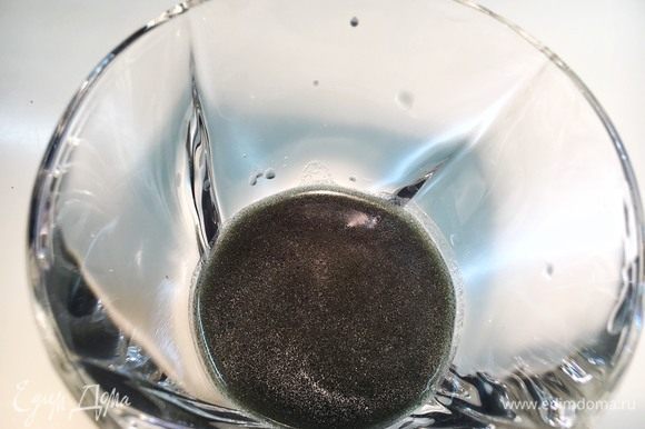 Тюили. Очень простой декор. Смешайте в стакане чернила от кальмара с мукой, водой и 20 мл (примерно 1 ст. л.) оливкового масла до однородной жидкости.